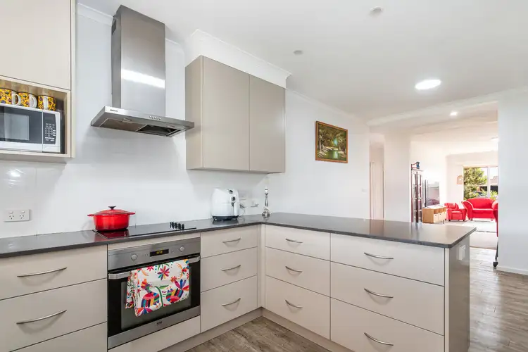 Third view of Homely house listing, 10 Shanahan Court, Hamilton VIC 3300