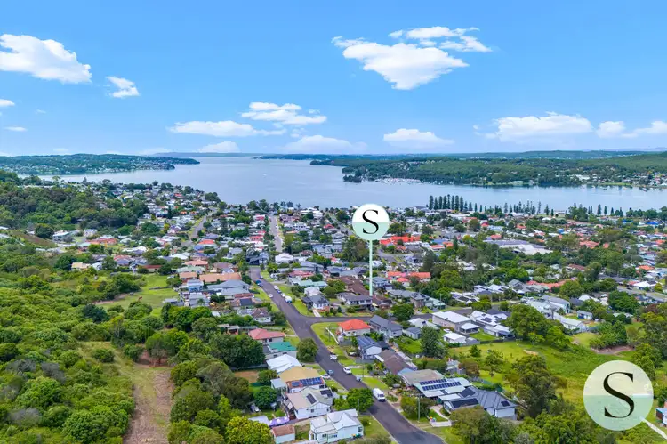 2/4 Chippindall Street, Speers Point NSW 2284