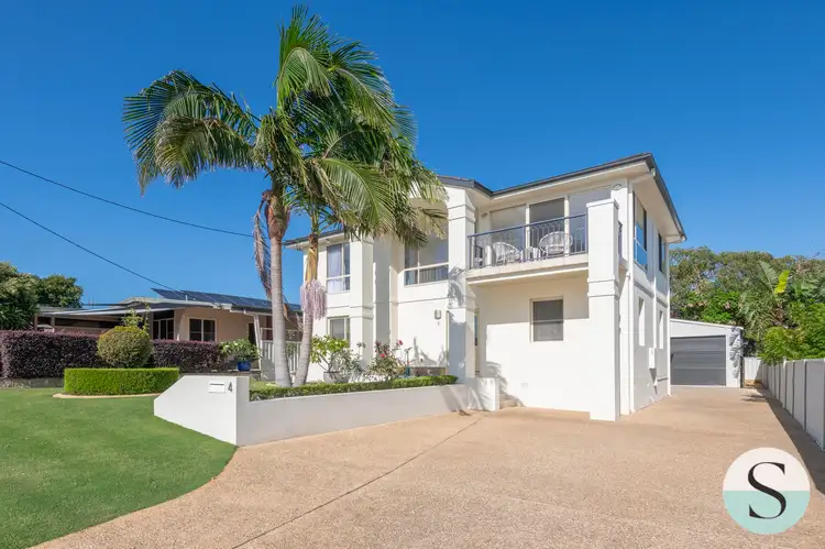 4 Caves Beach Road, Caves Beach NSW 2281