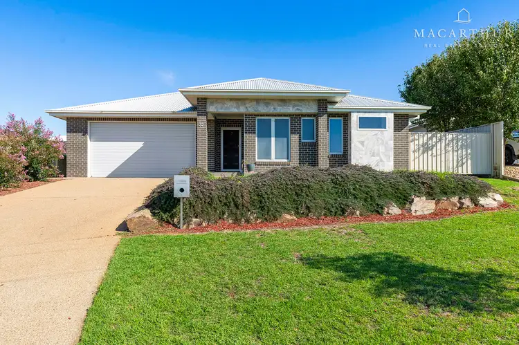 32 Ross Parkway, Gobbagombalin NSW 2650