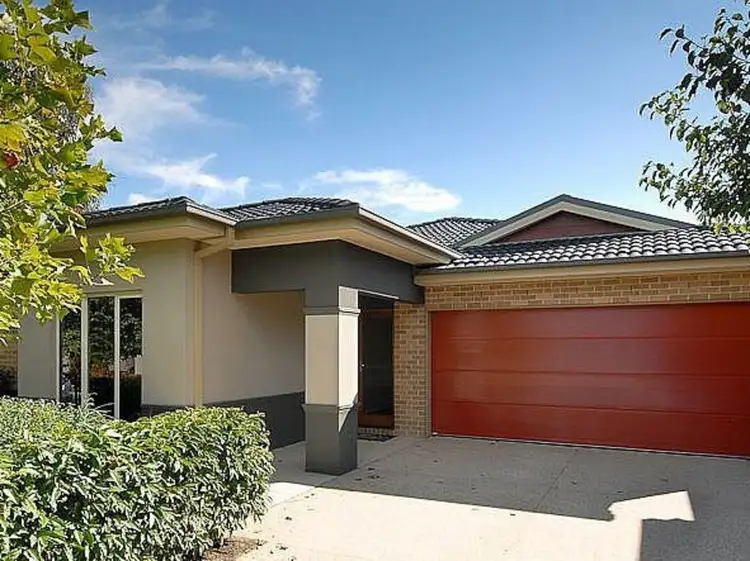 8 Nature Circuit, Cranbourne North VIC 3977