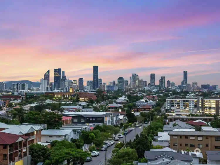 17 Welwyn Crescent, Coorparoo QLD 4151