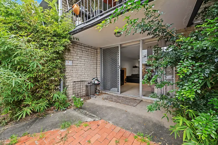 2/8 Elizabeth Avenue, Broadbeach QLD 4218