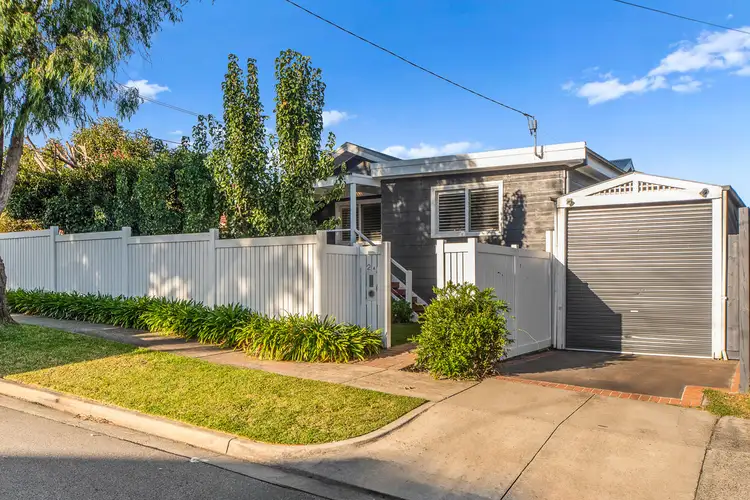 2a Mountain View Crescent, Seaford VIC 3198