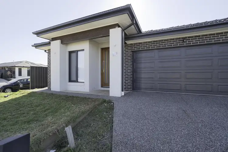 1 Heron Way, Melton South VIC 3338