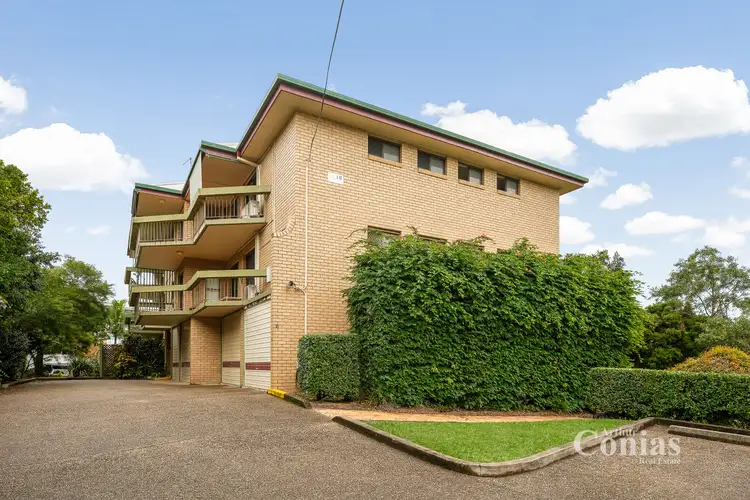 18 Bott Street