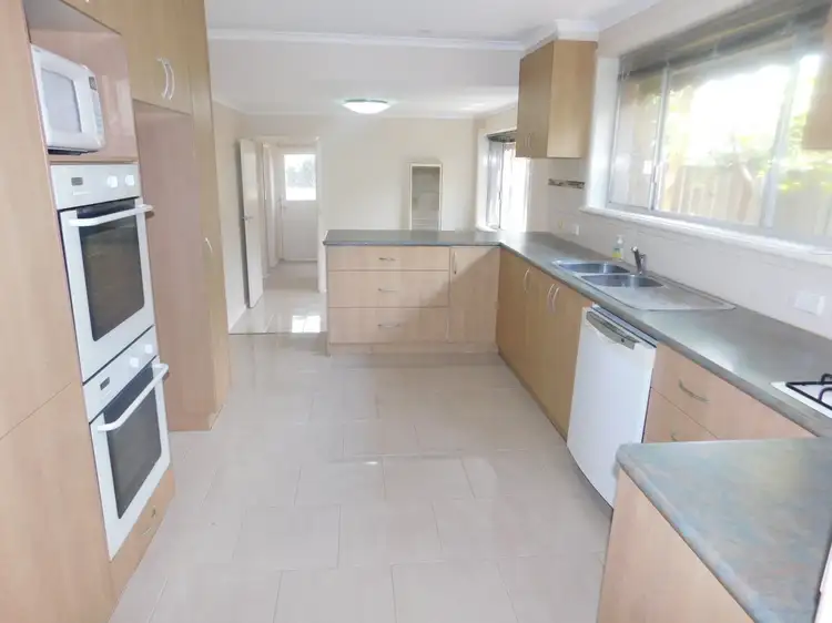 8 Alameda Drive, Sale VIC 3850
