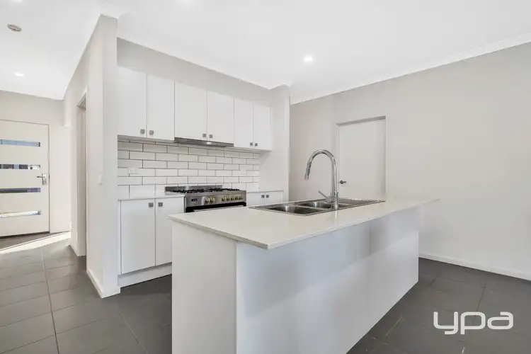 Fifth view of Homely house listing, 2 Hollywood Drive, Roxburgh Park VIC 3064