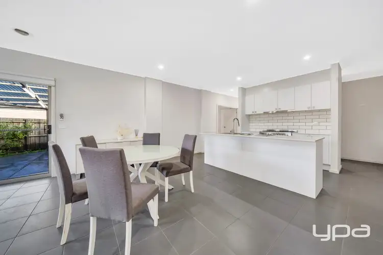 Sixth view of Homely house listing, 2 Hollywood Drive, Roxburgh Park VIC 3064