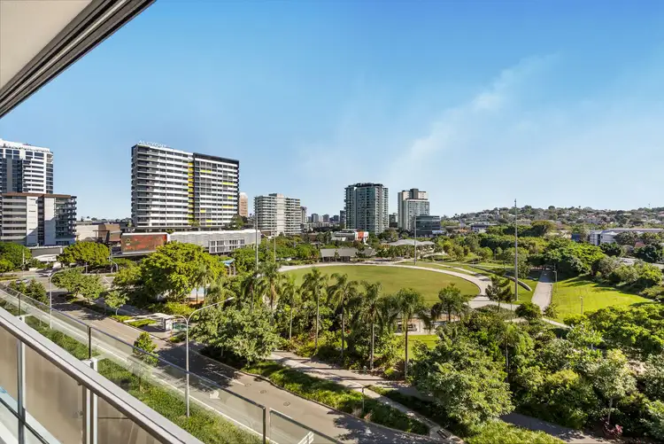 561/15 Finnegan Street, Hamilton QLD 4007