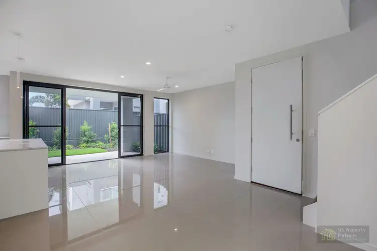 2/37 Sickle Avenue, Hope Island QLD 4212
