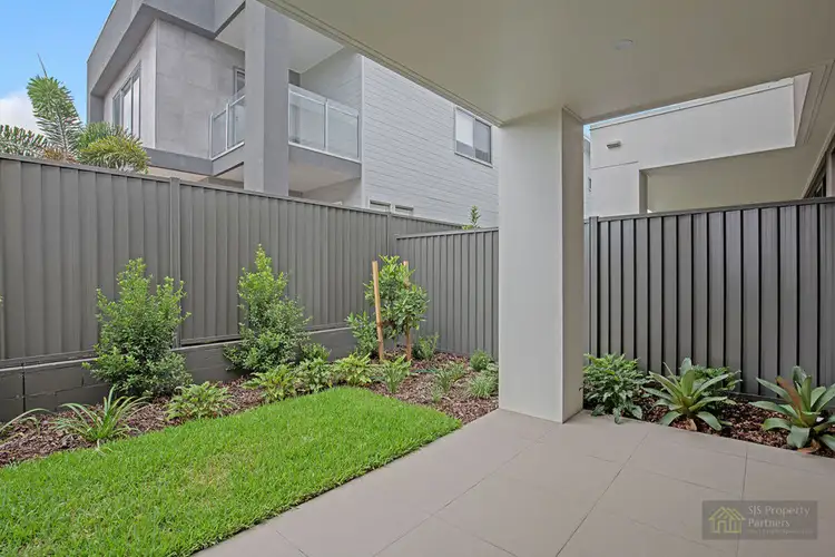 2/37 Sickle Avenue, Hope Island QLD 4212