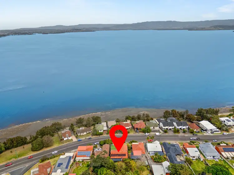 274 Northcliffe Drive, Lake Heights NSW 2502
