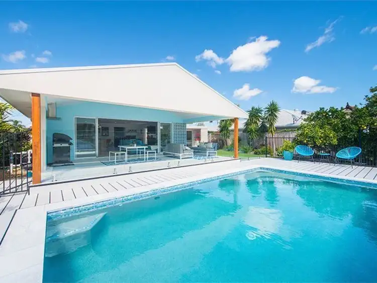 5 Andrew Avenue, Broadbeach Waters QLD 4218