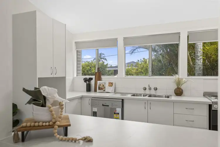 16 Pareena Crescent, Mansfield QLD 4122