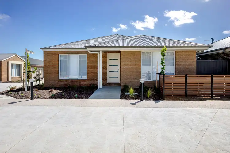 26 Eldenwood Mews, Canadian VIC 3350