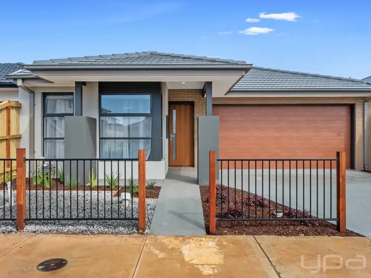 6 Oakdale Way, Rockbank VIC 3335