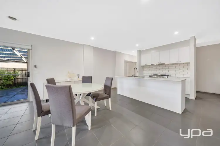 Fifth view of Homely house listing, 2 Hollywood Drive, Roxburgh Park VIC 3064