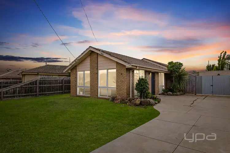10 Falcon Drive, Melton VIC 3337