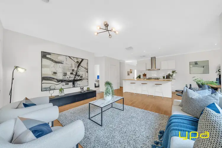 18 Fleuve Rise, Clyde North VIC 3978