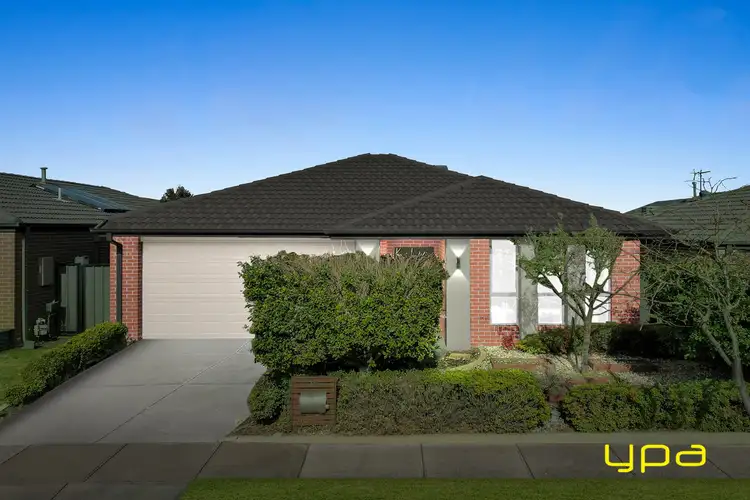 18 Fleuve Rise, Clyde North VIC 3978