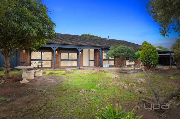 24 Campaspe Crescent, Brookfield VIC 3338
