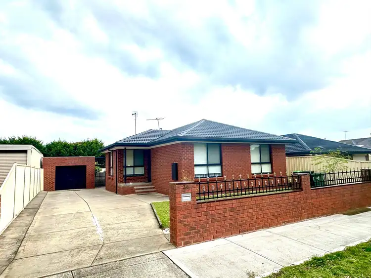34 Bicentennial Crescent, Meadow Heights VIC 3048