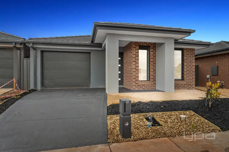 51 Adelong Boulevard