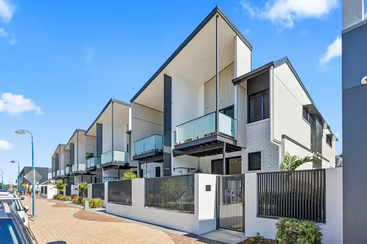 8/4-5 Pier Street, Urangan QLD 4655
