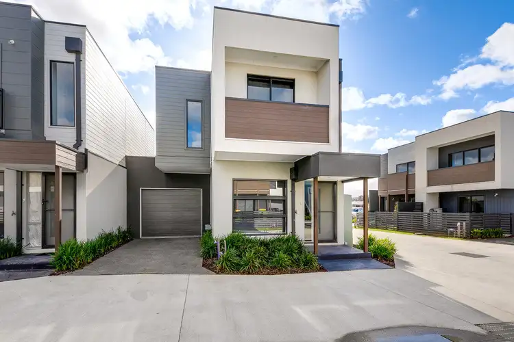 1/12 Sturt Crt, Officer VIC 3809