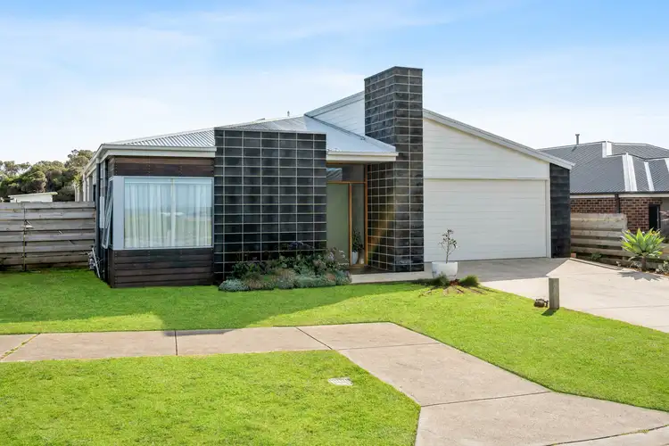 16 Martin Laurence Place, Port Fairy VIC 3284