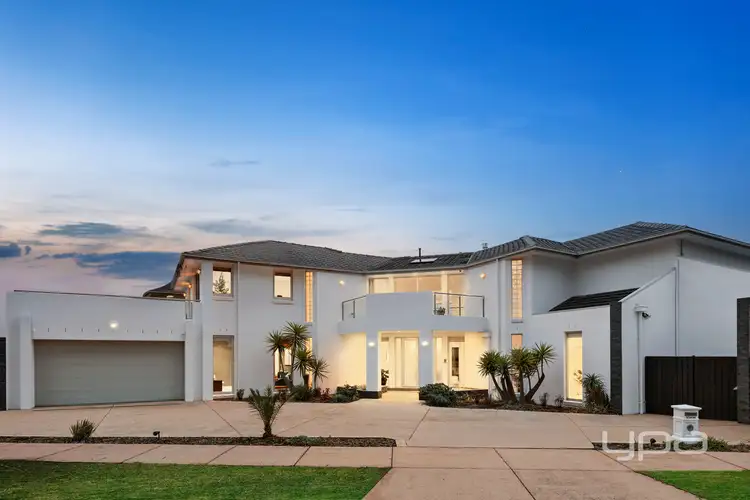 15 Heron Way, Sanctuary Lakes VIC 3030