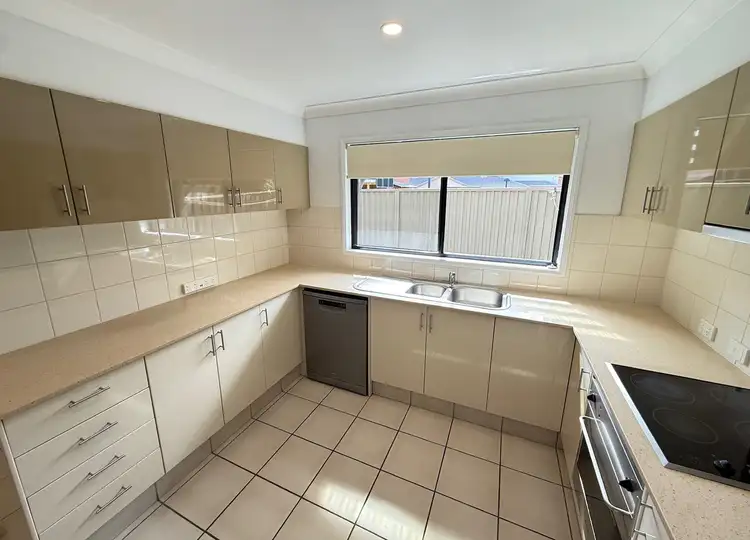 2/8 Gordon Street, Labrador QLD 4215