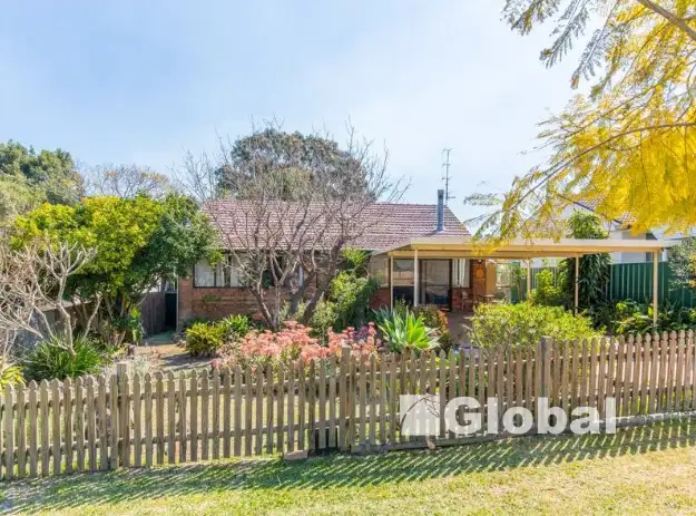 15 Lake Road, Fennell Bay NSW 2283