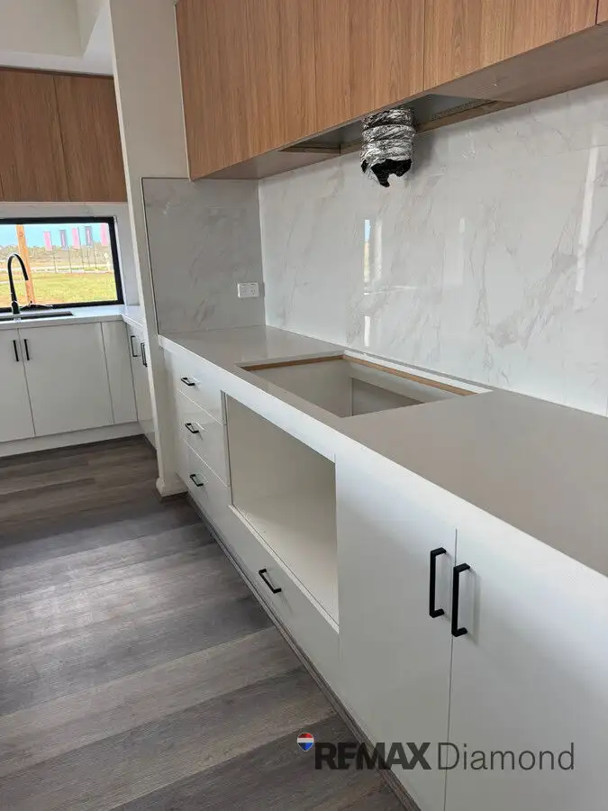 205 Whitecross Drive, Thornhill Park VIC 3335