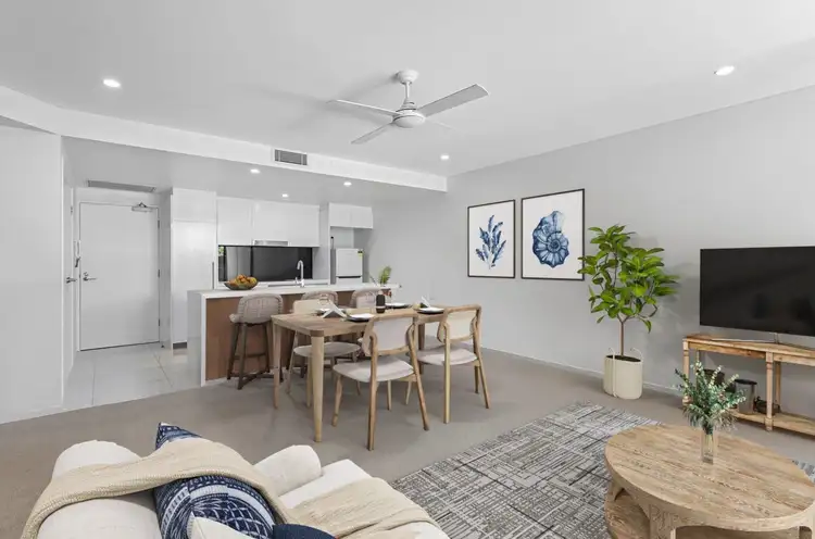 33 Lakefront Crescent