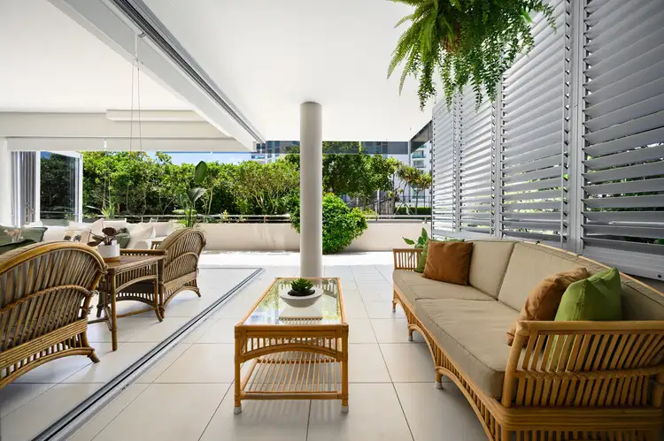 2/10 Imperial Parade, Labrador QLD 4215