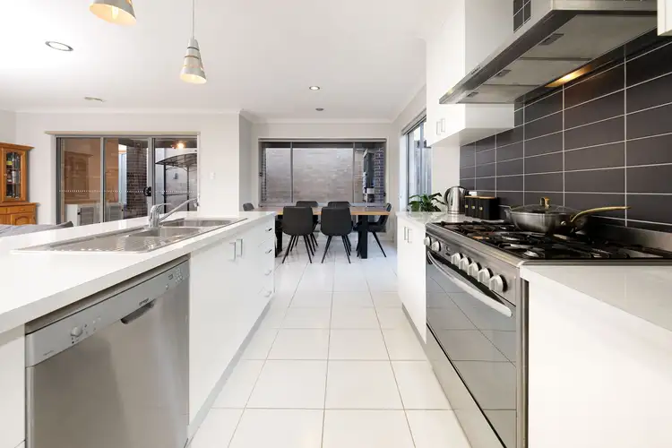 Sixth view of Homely townhouse listing, 2/17 Thorneycroft Avenue, Wodonga VIC 3690