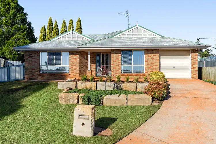 6 Weir Court