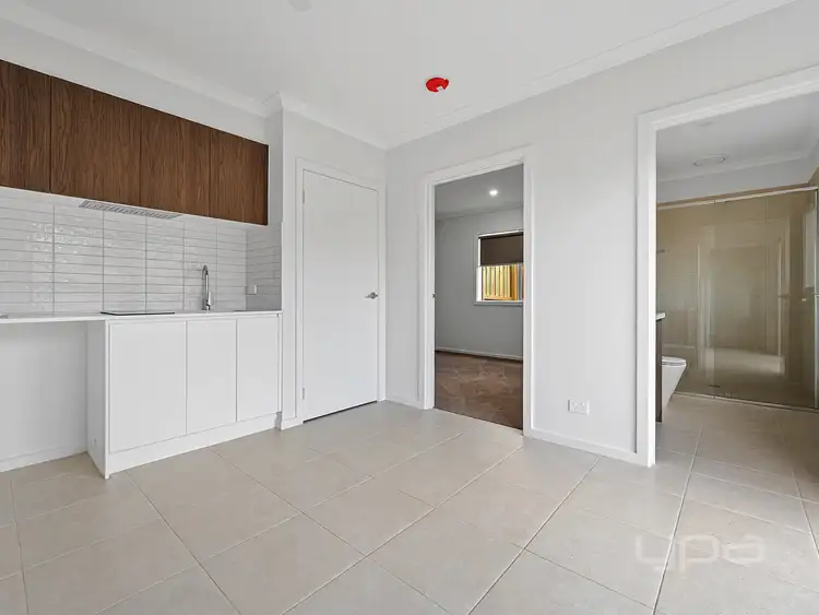 7B Kinane Street