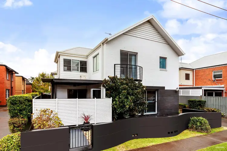 6 Robert Street