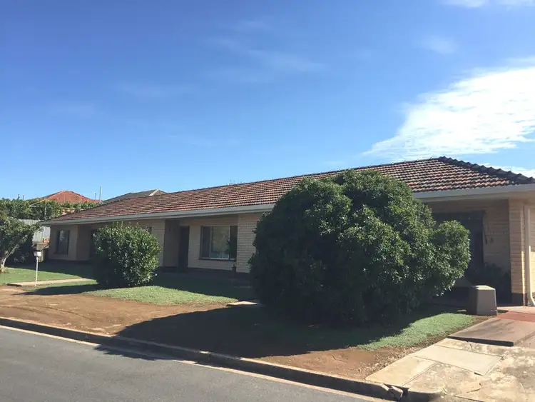3 Moore Crescent