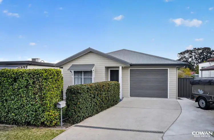 19 A Glenroy Street