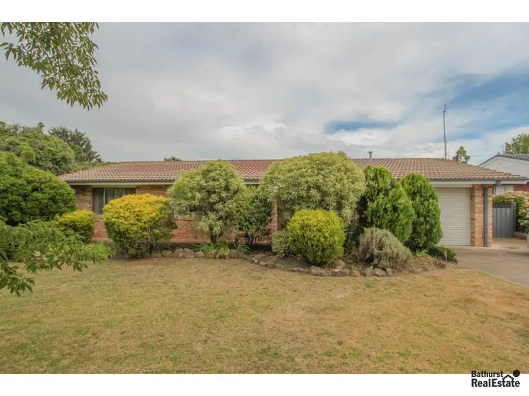 33 Cangoura Street, Bathurst NSW 2795