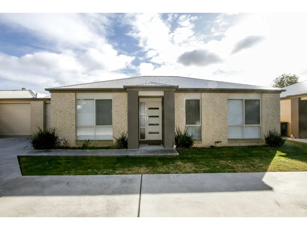 Main view of Homely townhouse listing, 2/400 York Street, Sale VIC 3850