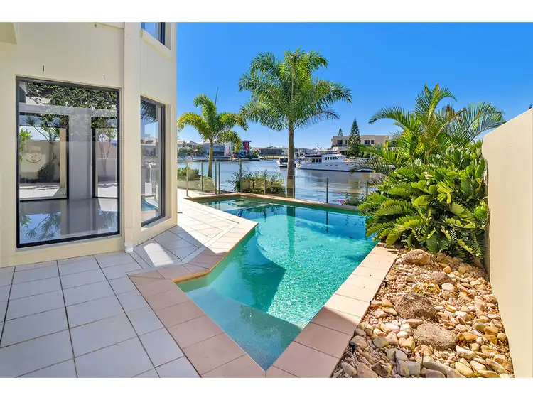 9 Regents Court, Sovereign Islands QLD 4216