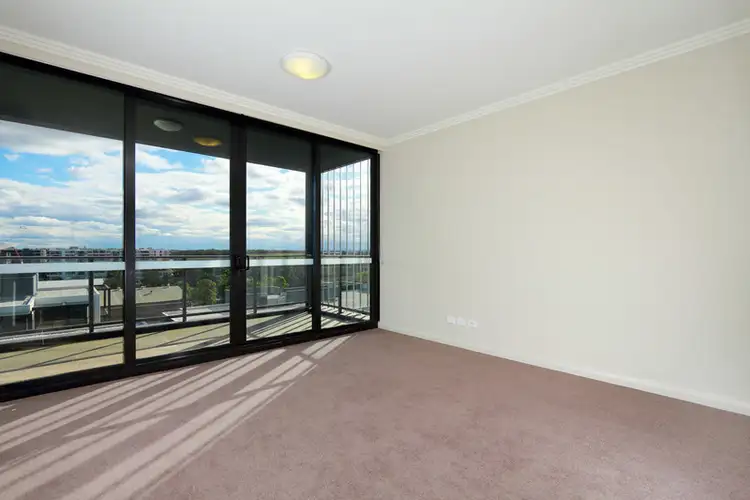 901/3 Waterways Street