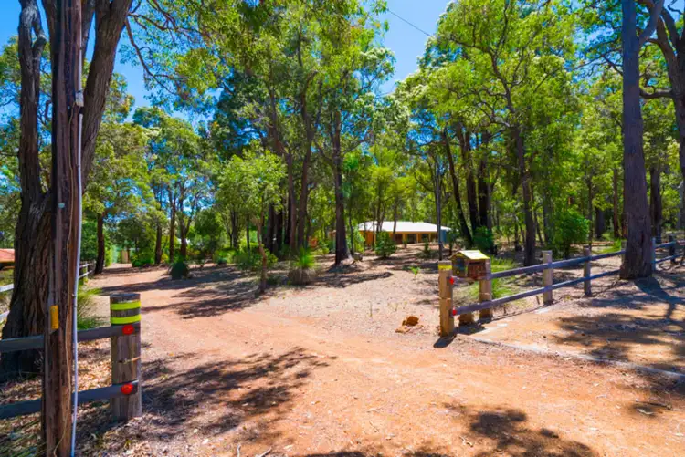 124 Peet Road, Roleystone WA 6111