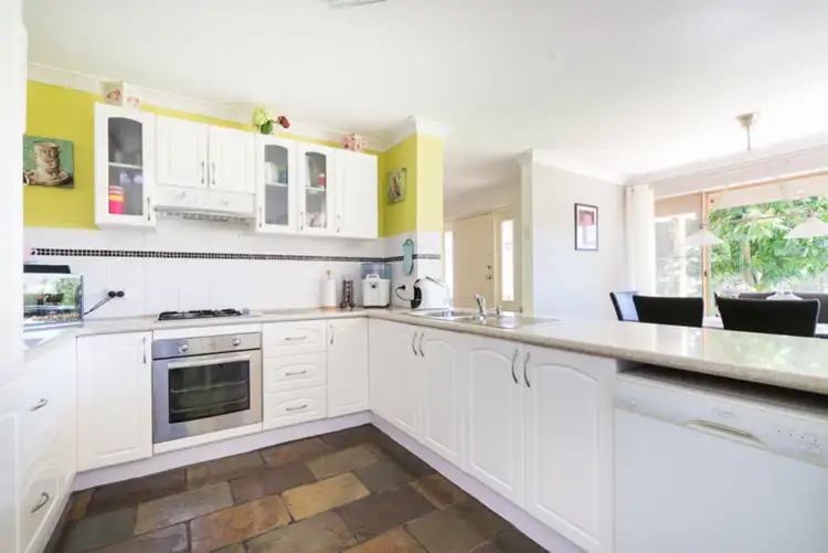 35 Amethyst Crescent, Mount Richon WA 6112