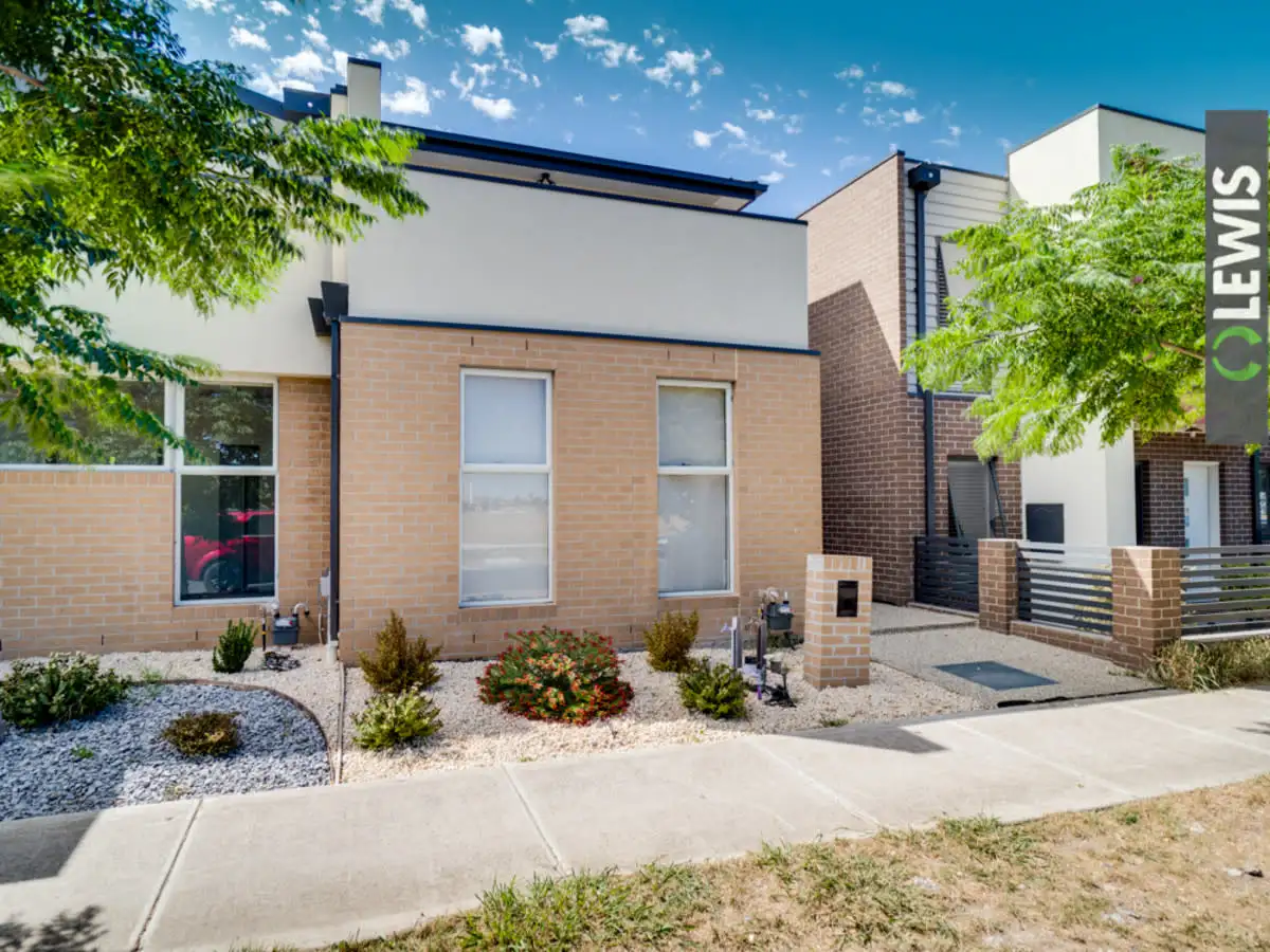 Main view of Homely townhouse listing, 1/39 Clarendon Avenue, Craigieburn VIC 3064